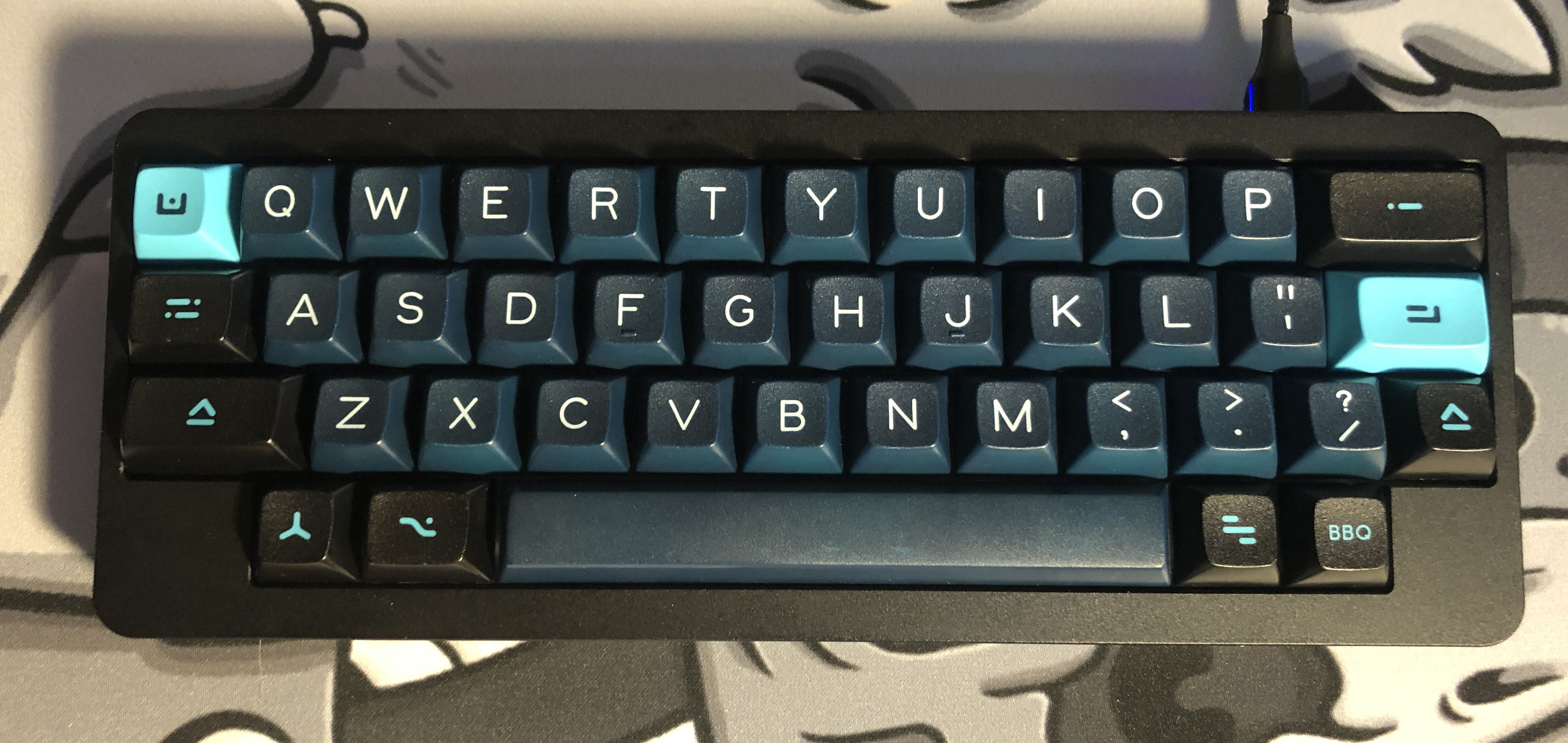 Black aluminum Hubris with corner blockers and DSS Solarized Dark keycaps